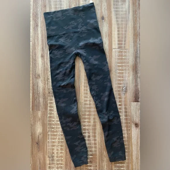 SPANX Look At Me Now Camo Seamless Leggings High Waisted Sz S - Picture 3 of 5